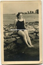D2694 Photo 1940s Pretty Woman