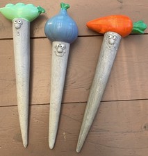3 Pflanzstecker "Gemüse", Erbse/Zwiebel/Karotte, Keramik, Gartenstecker, Grau