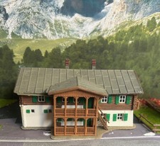 Sehr schönes Alpen-Haus H0 gebaut, Schweiz, Bauernhaus mit Balkon, viel Holz usw
