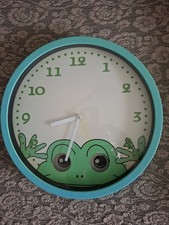 Deko-Wanduhr 30 cm , grün-blau-gelb mit Frosch- Pendel, Retro-Charme