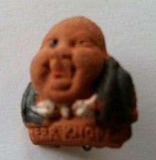 WHW : Wilhelm Busch Figuren - Herr Knopp ( Keramik, auf Nadel )