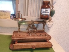 Alte kleinere Dekowaage mit Schublade. Mit einige Gewichte.Vintage, Retro, Alt,