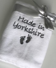 NIEDLICHE WEISSE BESTICKTE