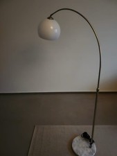 Moderne Bogenlampe mit