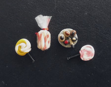 Puppenhaus Miniaturen 1:12 4x Süßkram SüßigkeitenLUTSCHER ZUCKERSTANGEN PRALINEN