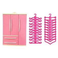 Schöner Puppenschrank