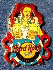 Pin HRC München, rothaariges Girl mit 2 Maßkrügen / Oktoberfest