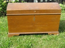 Holztruhe mit gerundeten Deckel, alt, guter Zustand