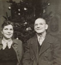 Vater und Tochter sitzen mit