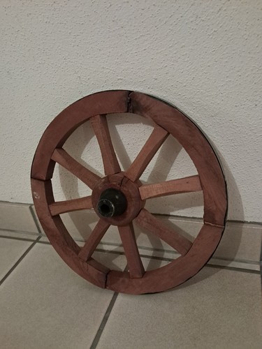 Rustikales holz wagenrad als - rustikales, holz-wagenrad