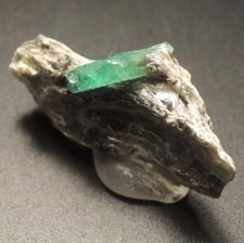 Seltene klare Smaragd X auf