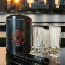 Jägermeister Kühler Eiswürfelbehälter & Tonic Gläser