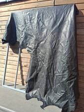 Zwei hochwertige schwarze Lederfelle .