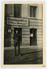 Orig. Foto Soldat vor Schild des Kriegslazarett 8/533 (R) Lazarett