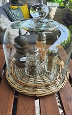 GEWÜRZSTREUER-SAMMLUNG auf Glastablet mit hangearb.Glaskuppel