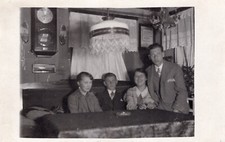 111/247 AK FOTO ALTE ZEITEN PÄRCHENABEND WOHNZIMMER - WANDUHR DECKENLEUCHTE