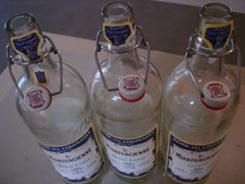 3 leere Glasflaschen mit