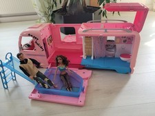 Barbie Camper / Wohnmobil mit Pool, mit Barbie und Ken und etwas Zubehör