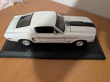 Modell Ford Mustang Maßstab 1:18 USA weiß Modellauto Metall auf Sockel