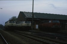 (13271) orig. Dia - BRD - BR 215 099-3 u.a. im Bw Lauda - 80er Jahre