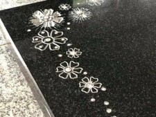 Gedenkstein Grabstein Grabtafel Granit Liegeplatte Gravur Blumen & Kristalle NEU