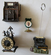 Konvolut 4 alte Miniaturen Sammel-Metall-Mini-Figuren zB Spielautomat Schreibmas