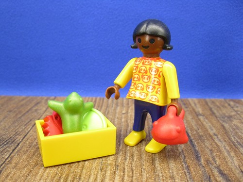 Mädchen mit spielzeug figur - spielzeug,