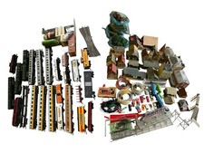 Konvolut Modelleisenbahn Fleischmann H0 Häuser Lok Personenwagen City-Bahn 56304