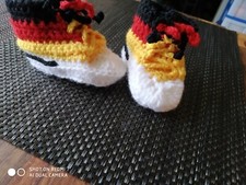 Baby-Turnschuhe, zur EM gehäkelt witzig U. 1 Geschenk Dazu 