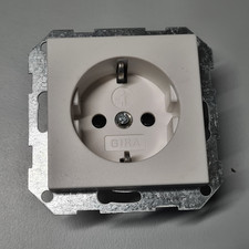 Gira Steckdose reinweiß matt