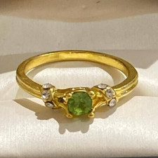 ZARTER GOLDRING MIT MITTIGEM