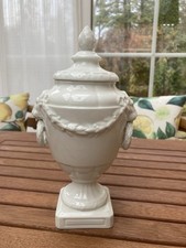 Kleine Deckelvase, Pokal, KPM Berlin, Weiß, Löwenköpfe