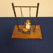Alte Puppenschaukel mit 2