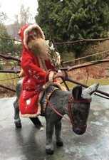 alter Weihnachtsmann auf Esel