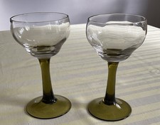 Weinrömer 0,1 L mit „getrappter“ Kruppa Art Déco grüner Stiel 2 Stk.