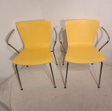 2 Stapelstühle Vico Magistretti mit Armlehnen Fritz Hansen gelb blau