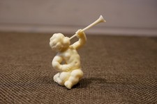 Linde Engel sitzend Bläser