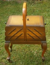 Vintage: Nähkasten / Nähkästchen, Holz, aufklappbar, Rollen