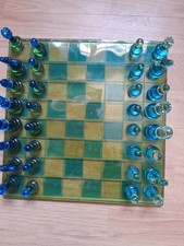 Schachbrett mit Figuren aus