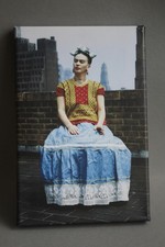  Frida Kahlo vor Mauer und Skyline mit blauem Rock Leinwandbild 30x20x2 