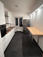 Weiße große Hochglanz Einbauküche in guten Zustand