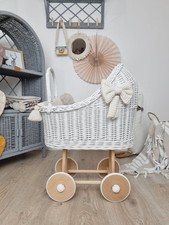 Weißer Puppenwagen aus
