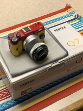 MINT Pentax Q7 Red/Yellow 02