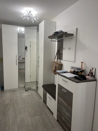Moderne wandgarderobe aus holz - wandgarderobe,