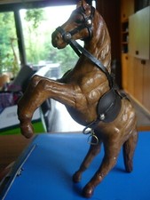Pferd Leder Skulptur 23,0 cm mit Sattel + Zaumzeug Stute Pony braun Zügel