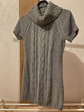 Kurzes, graues Strickkleid
