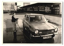 Fotografie Auto Simca, Knabe wäscht PKW, Kennzeichen PI-CK 820 