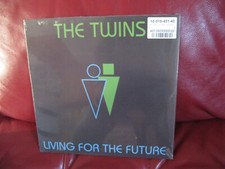 LP The Twins (D): Living For