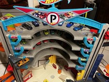 Große Hot Wheels Parkgarage