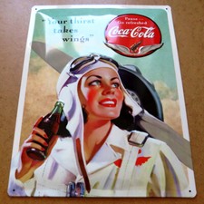 COCA COLA Pilotin Altes Blechschild Atlanta um 2010 MAKELLOS Limo 40er Motiv OVP